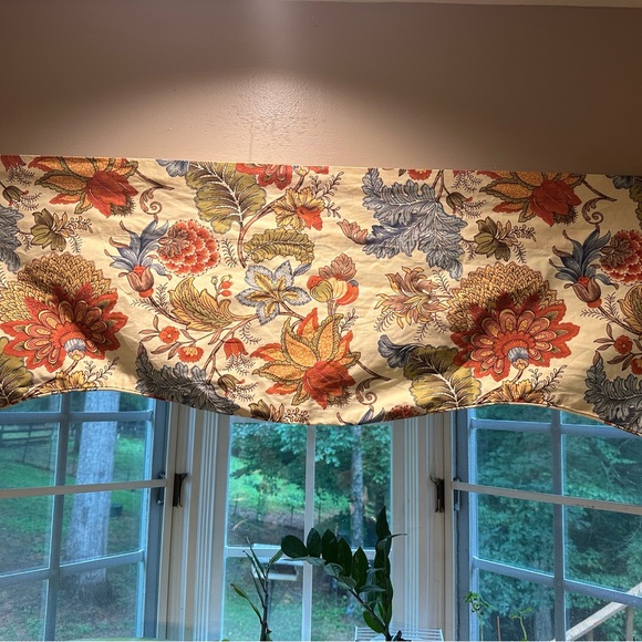 Floral Patterned valence - Picture 4 of 7